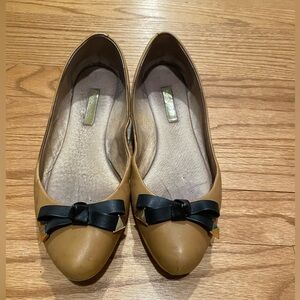 Louise et Cie tan ballet flat with black bow, size 7.5